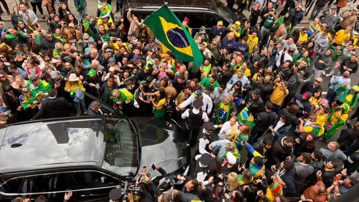 El presidente Jair Bolsonaro, aclamado en Londres por centenares de brasileños