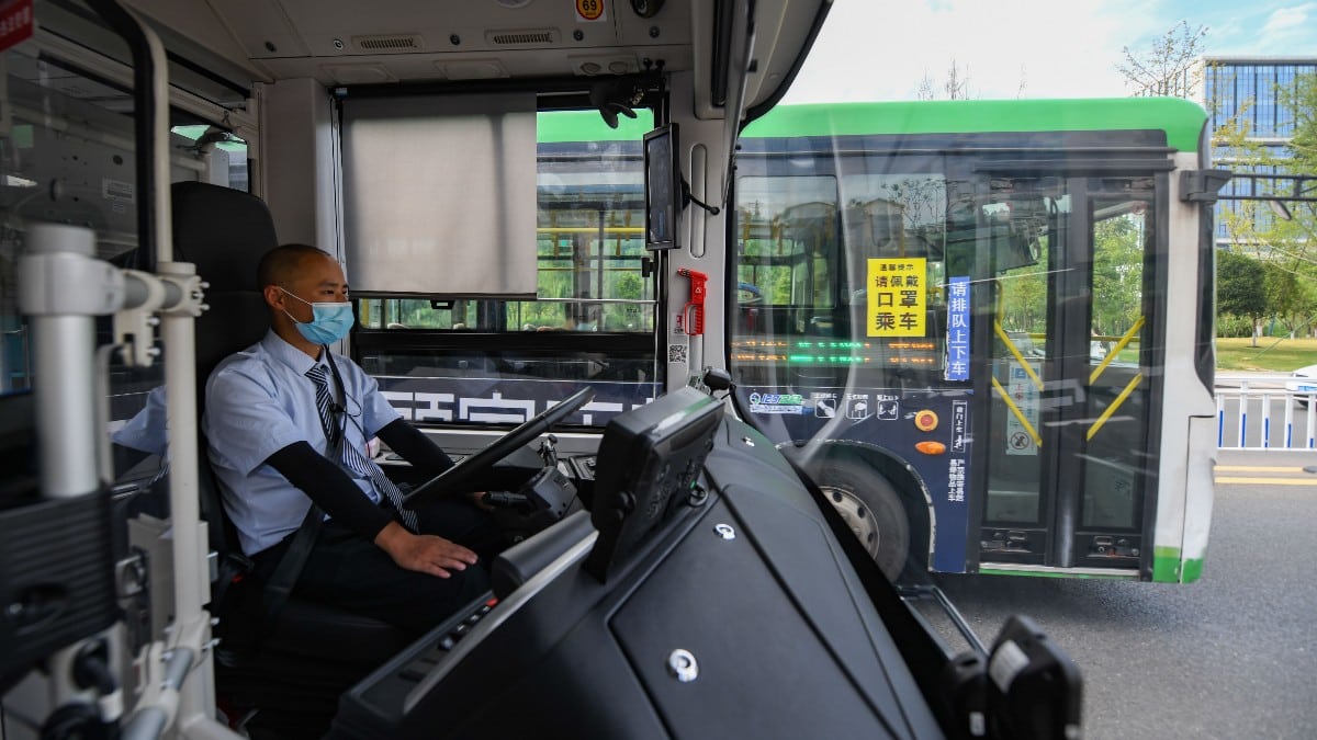 Un conductor de autobús en China. Europa Press