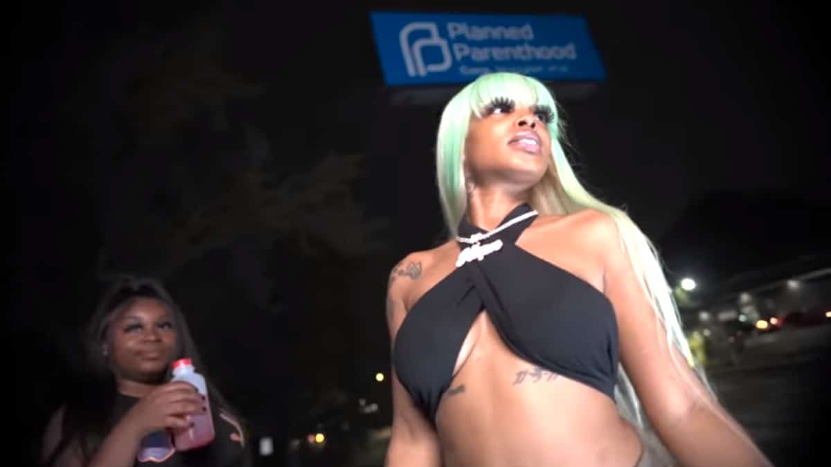 La "rapera" TNFW-Nique frente a Planned Parenthood. YouTube