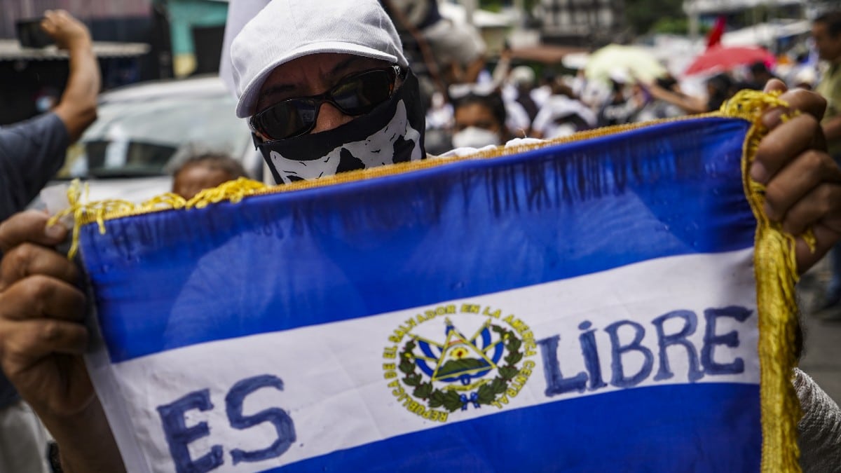 Disidentes salvadoreños protagonizan ‘la gran marcha por la libertad’ contra Bukele