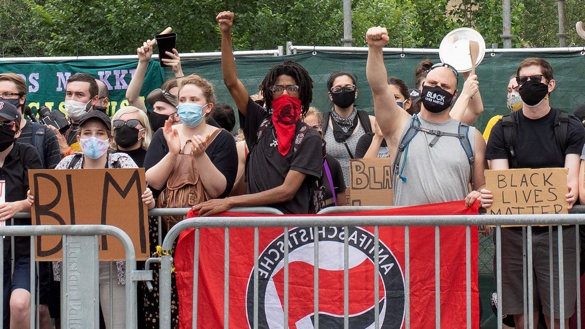Miembros de Antifa y BLM protestan en Estados Unidos. Reuters