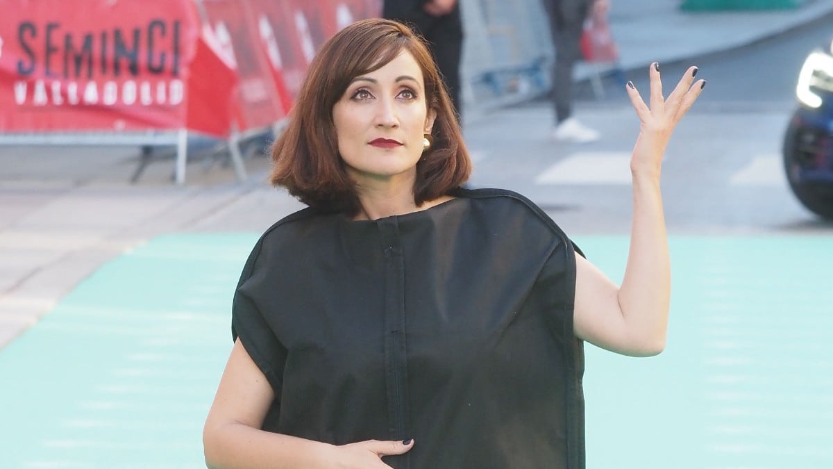 La presentadora Ana Morgade, vestida con un portatrajes, a su llegada a la gala inaugural de la Semana Internacional de Cine de Valladolid. Europa Press