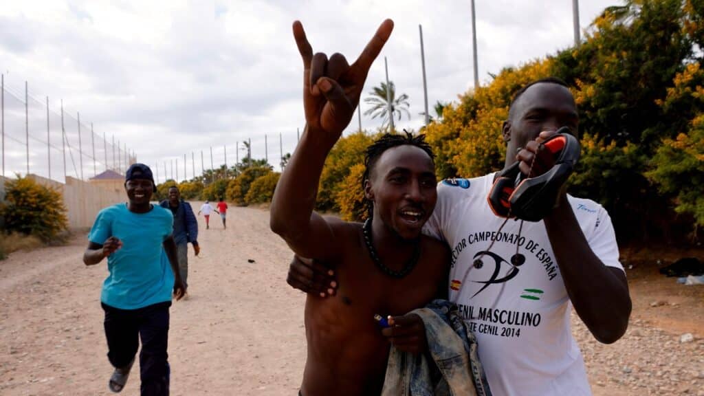 Un grupo de inmigrantes celebra su llegada a España. Europa Press