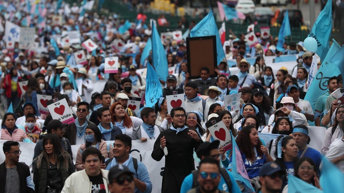 Más de un millón de mexicanos marchan en defensa de la vida, la mujer y la paz