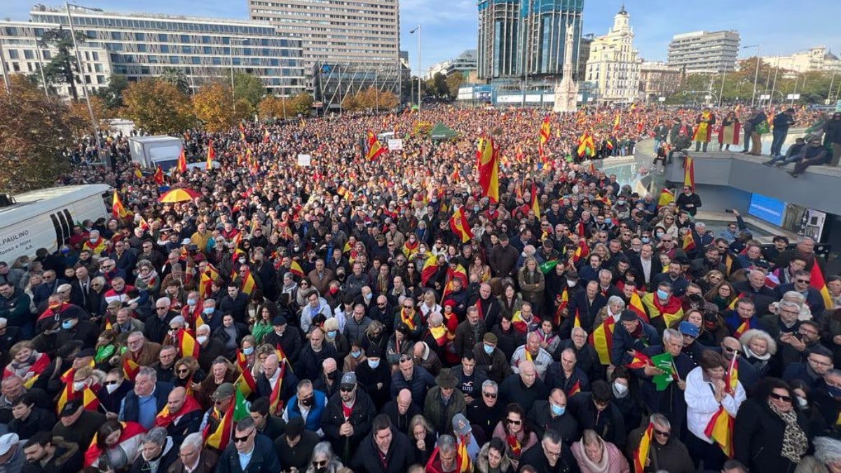 Miles de españoles acuden a la manifestación convocada por VOX contra el Gobierno: «Hay que echarles»