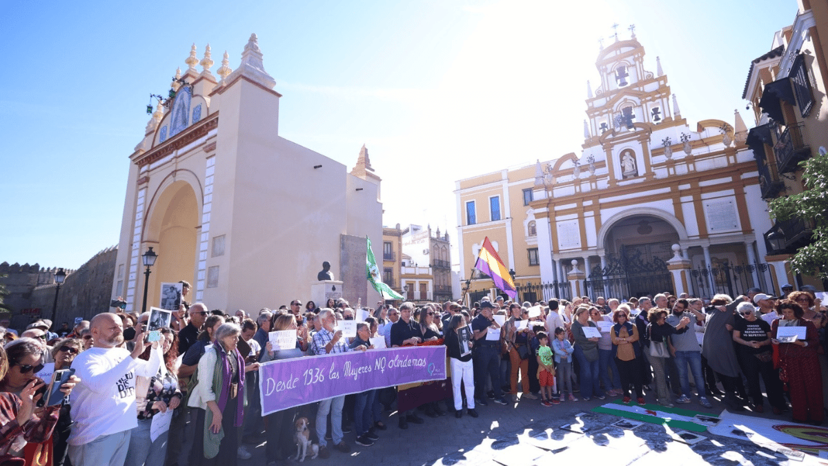 Republicanos y comunistas celebran en la Macarena la exhumación de Queipo de Llano