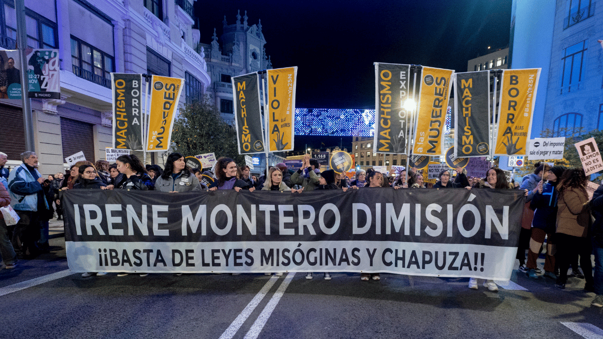 Miles de feministas piden la dimisión de Montero en una manifestación a la que acuden ministras del PSOE