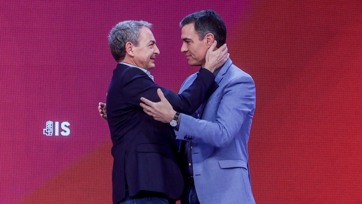El expresidente del Gobierno José Luis Rodríguez Zapatero y el presidente Pedro Sánchez. Europa Press
