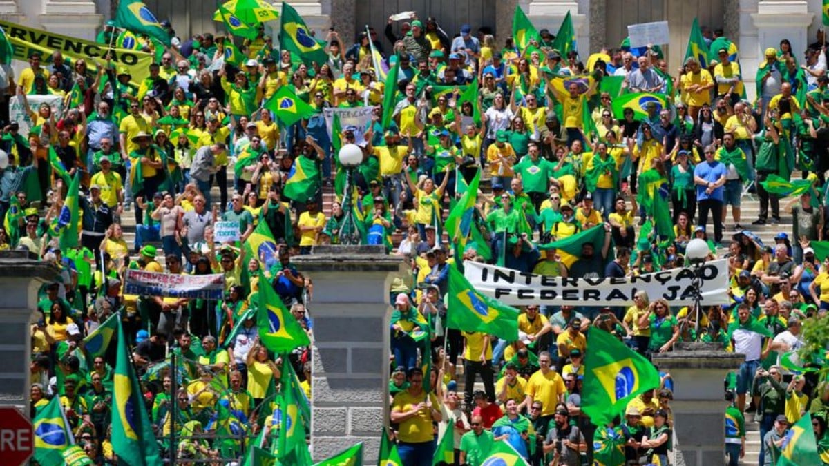 Miles de brasileños se mantienen en las calles exigiendo transparencia electoral