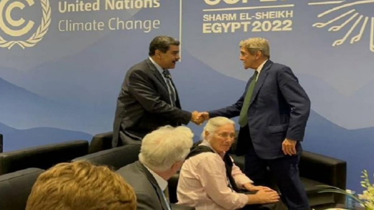 Maduro y el delegado de Biden de medio ambiente se saludan durante la COP27