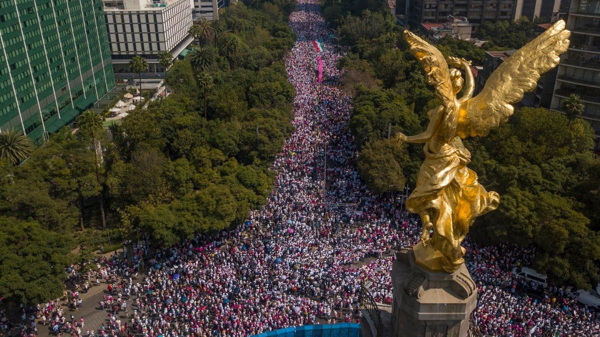 700.000 personas marchan contra AMLO y en defensa del sistema electoral mexicano