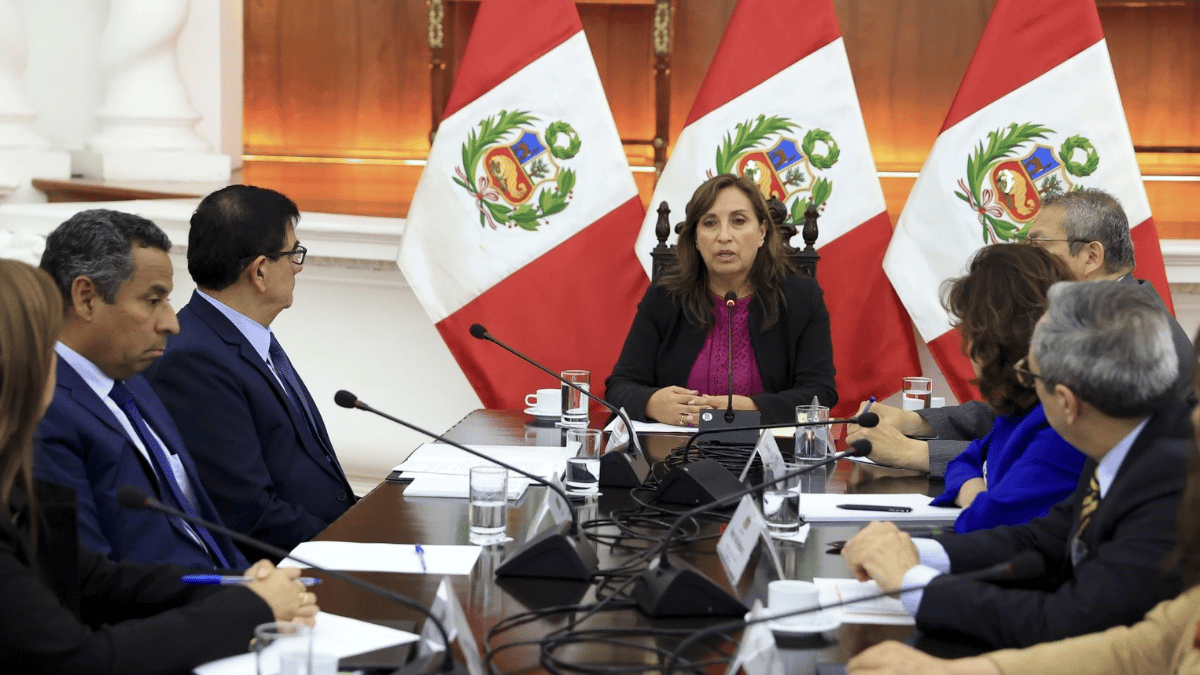 La presidente de Perú destituye a su primer ministro y anuncia una reestructuración del gabinete