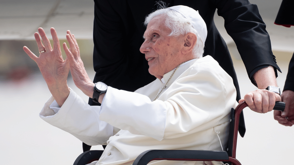 El Papa Francisco pide rezar por Benedicto XVI: «Está muy enfermo»