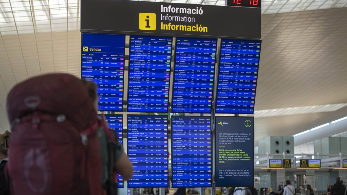 Una treintena de inmigrantes escapan de un avión tras forzar un aterrizaje de emergencia en Barcelona