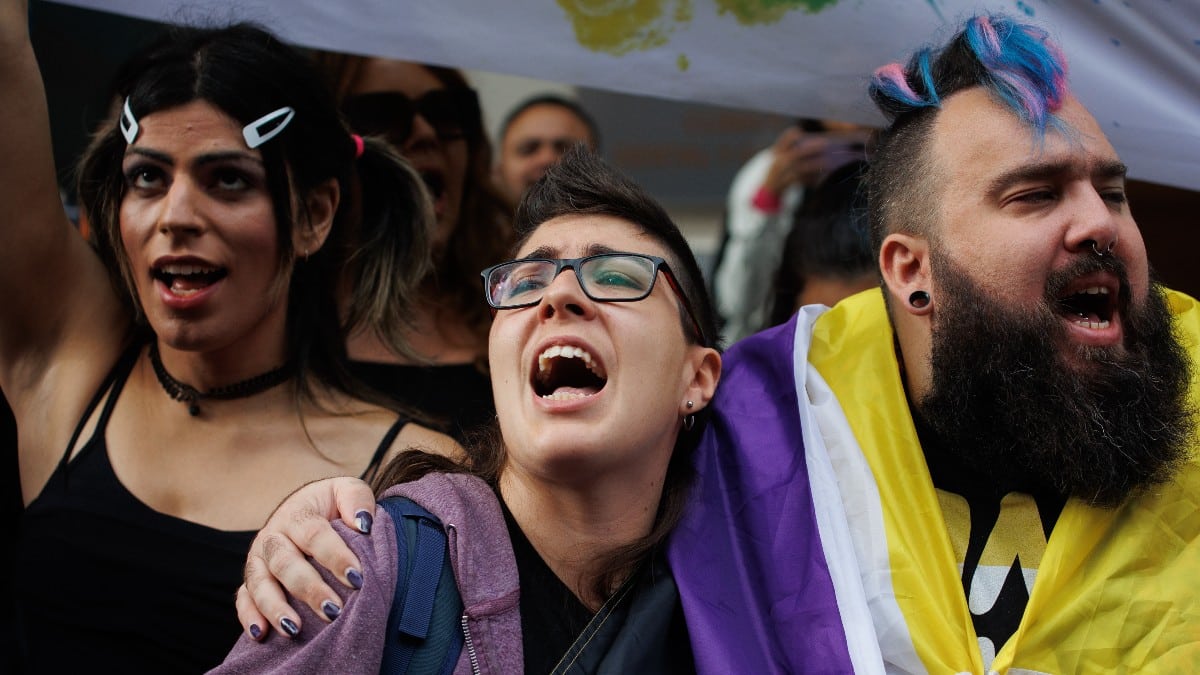 Varias personas protestan durante una concentración de la Federación Plataforma Trans en Madrid. Europa Press