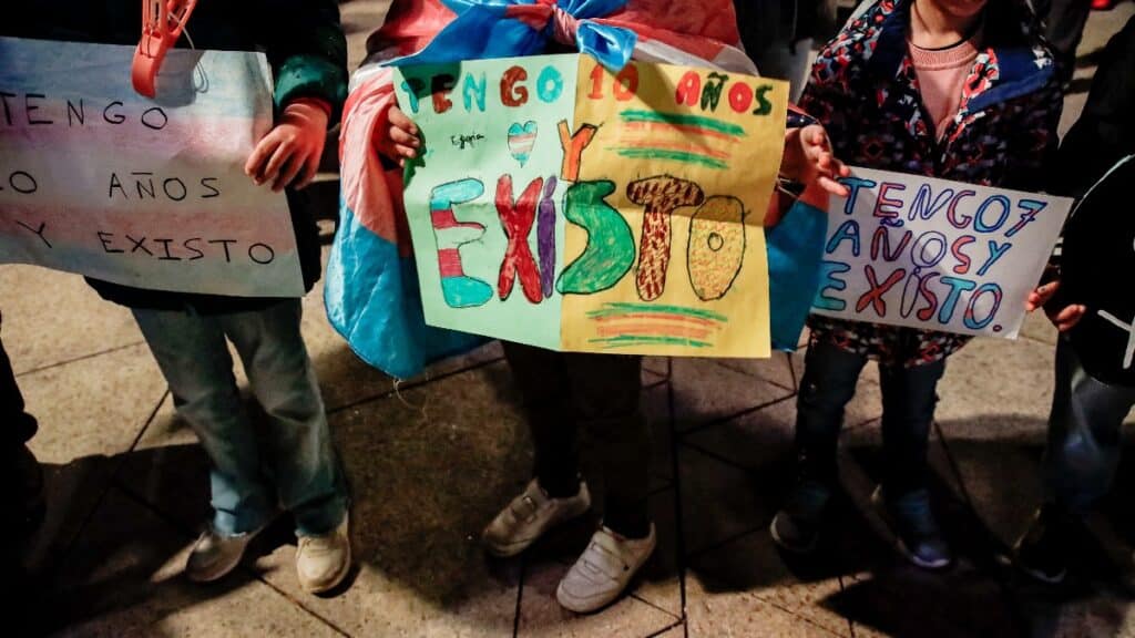 Menores sostienen una pancarta durante una marcha convocada por ‘Federación Plataforma Trans’. Europa Press