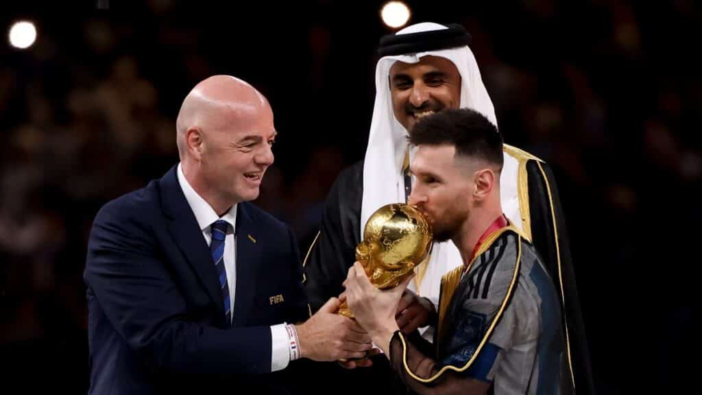 El presidente de la FIFA Gianni Infantino, el emir de Catar Sheikh Tamim bin Hamad Al Thani, y el jugador argentino Lionel Messi. Europa Press