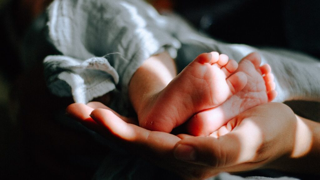 Foto de Omar Lopez en Unsplash bebe aborto