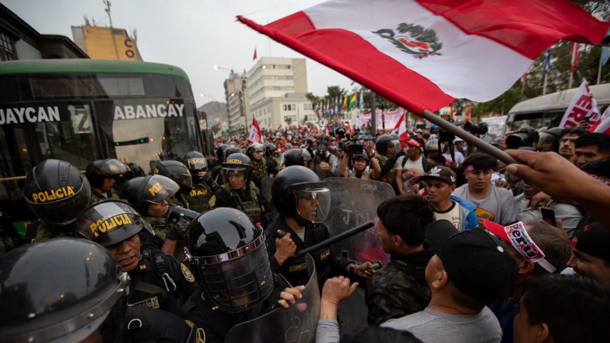 Ascienden a ocho los muertos por las revueltas en medio del estado de emergencia en Perú