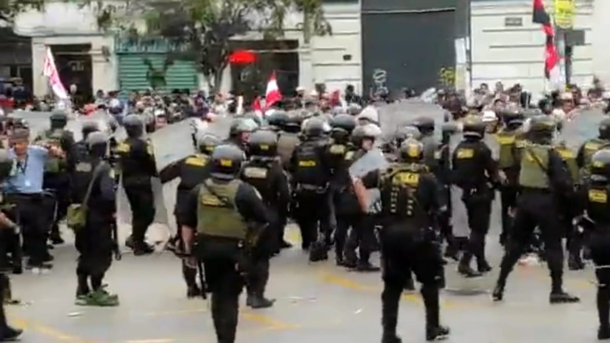 La Policía dispersa a un violento grupo de simpatizantes de Pedro Castillo que pedía su liberación tras el golpe de Estado