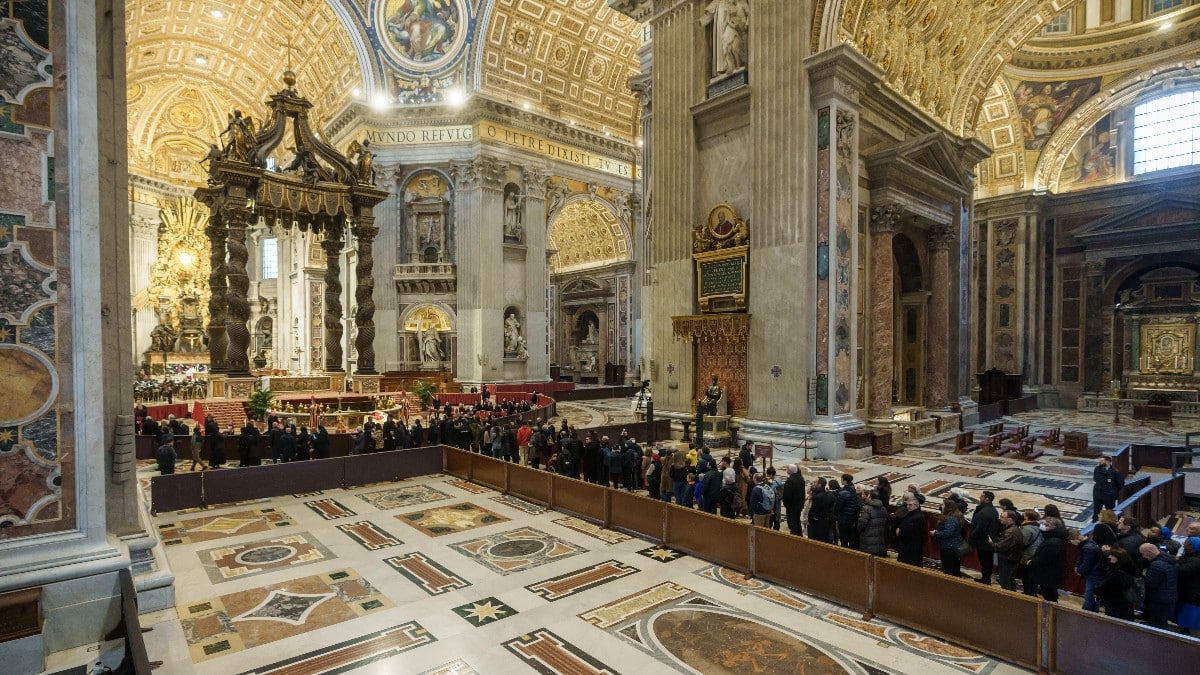 Miles de personas rinden homenaje a Benedicto XVI en la basílica de San Pedro