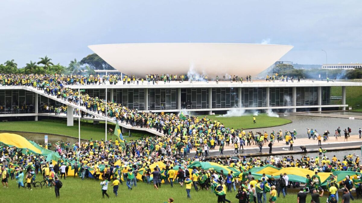 Cientos de manifestantes brasileños irrumpen en el Congreso, el Palacio presidencial y la Corte Suprema