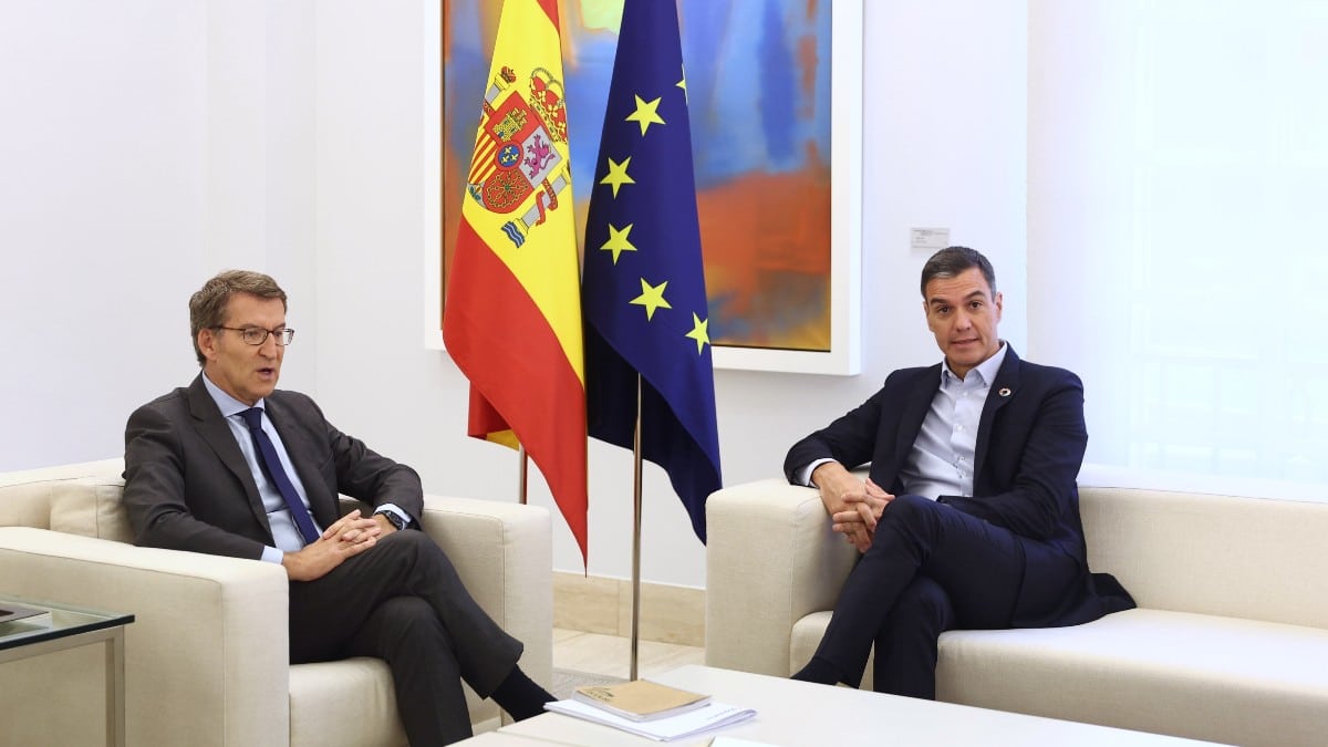 El presidente del Partido Popular, Alberto Núñez Feijóo (i) y el presidente del Gobierno, Pedro Sánchez
