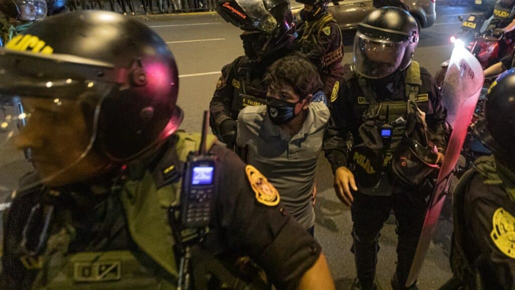 La Policía detiene a una de las personas que participa en las protestas contra el Gobierno de Dina Boluarte. Europa Press