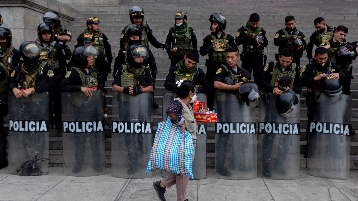 Manifestantes peruanos mantienen 121 cortes de carreteras por las protestas