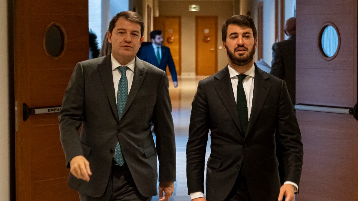 El vicepresidente de la Junta, Juan García-Gallardo, y el presidente de la Junta de Castilla y León, Alfonso Fernández Mañueco. Europa Press