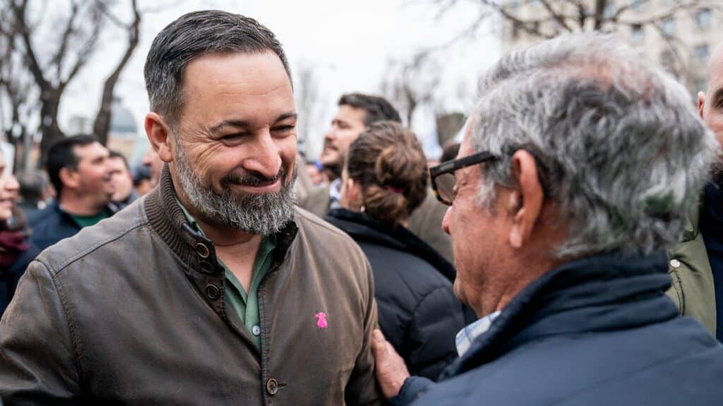 El presidente de Vox, Santiago Abascal, acompña a un grupo de personas pertenecientes a la plataforma del Círculo del Agua que se concentran ante la sede del Ministerio de Transición Ecológica y el Reto Demográfico. Europa Press