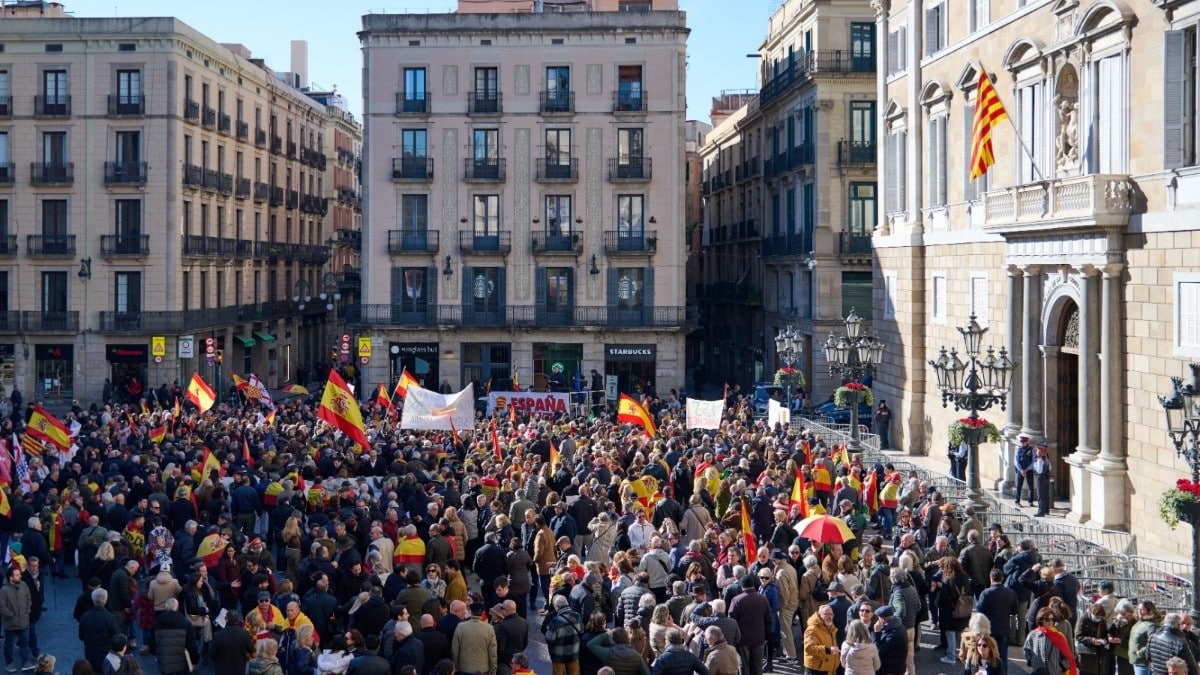 Cientos de personas se concentran en Barcelona contra la «denigrante deriva» del Gobierno