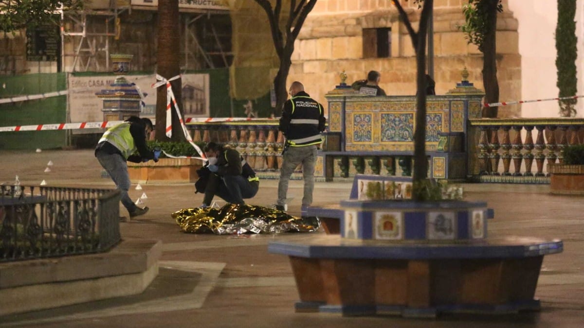 Efectivos sanitarios y policiales cubren el cadáver del sacristán asesinado en Algeciras. Europa Press
