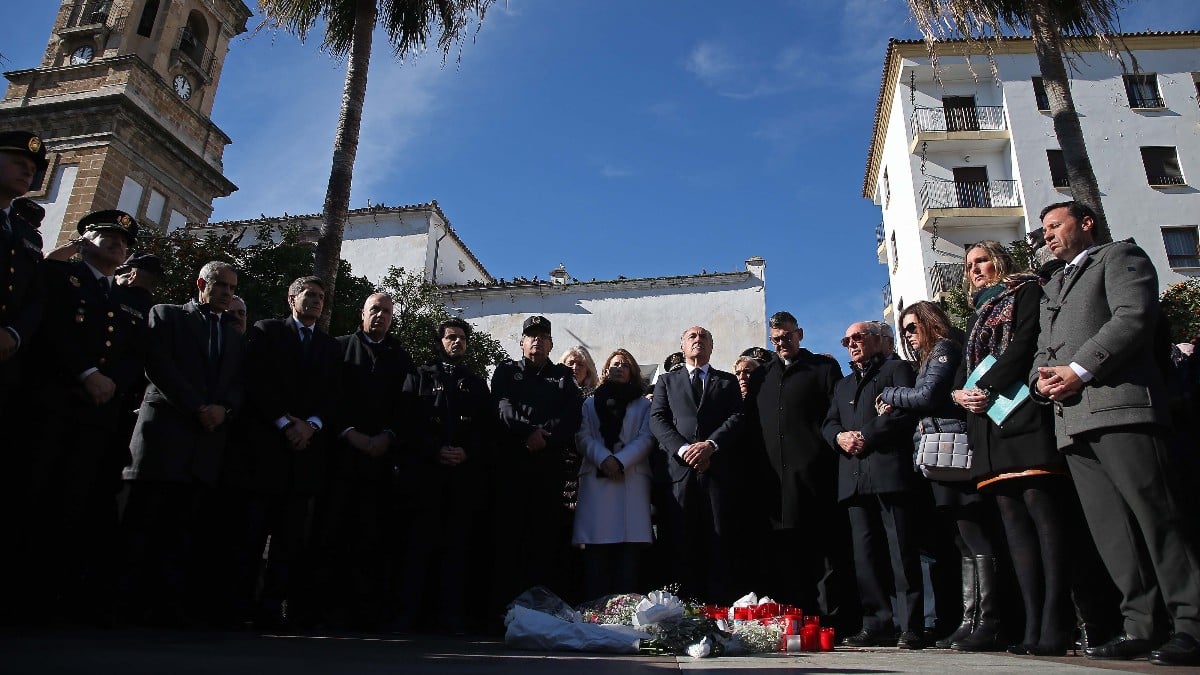 Una multitud de vecinos guarda un minuto de silencio por el ataque terrorista en Algeciras. Europa Press