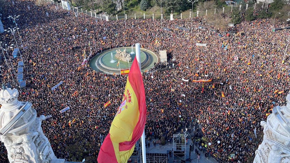 Decenas de miles de personas se manifiestan en Madrid contra el Gobierno de Sánchez