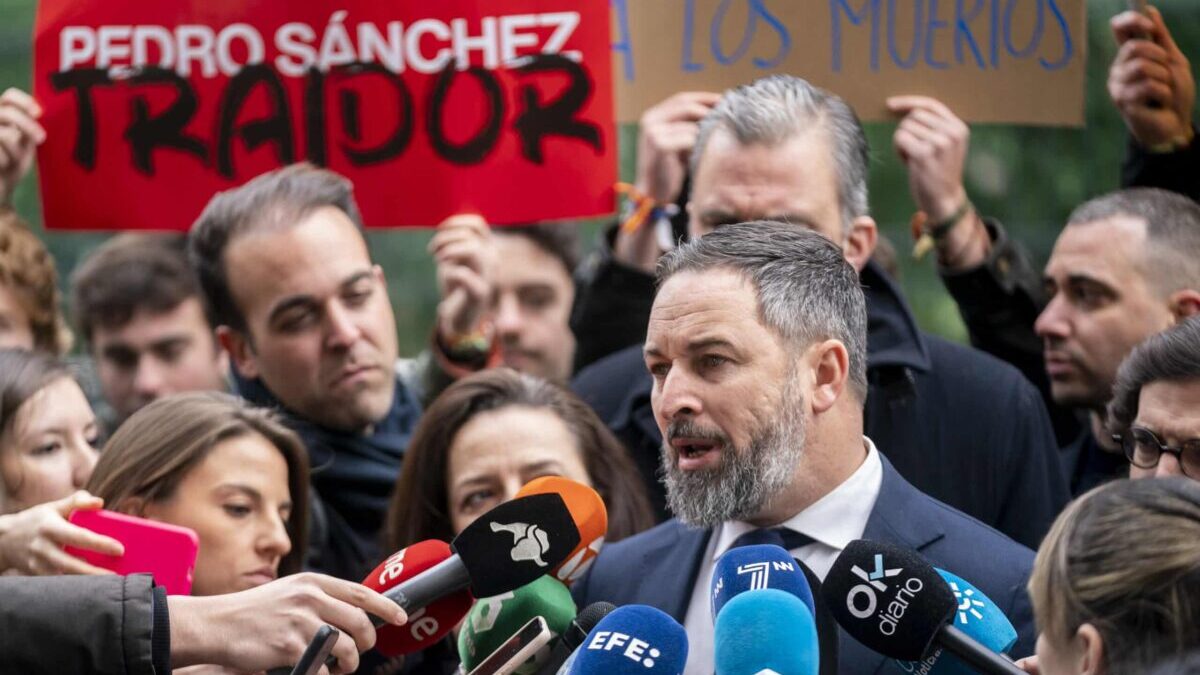 Abascal: «Sánchez vive muy bien con media oposición domesticada, amordazada y a las órdenes de PRISA»