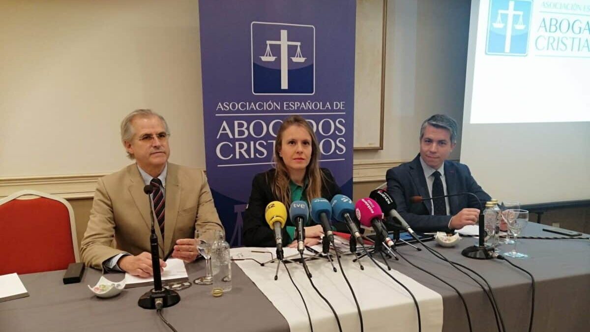 Abogados Cristianos denuncia a tres magistrados del TC ante la Comisión Europea por el aborto: «No son los más indicados»