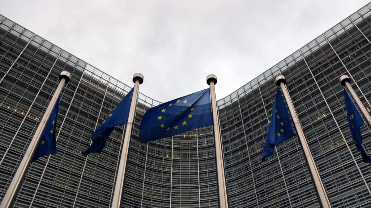 Cazadores de toda Europa presentan más de 360.000 firmas en Bruselas para exigir que se respete al sector
