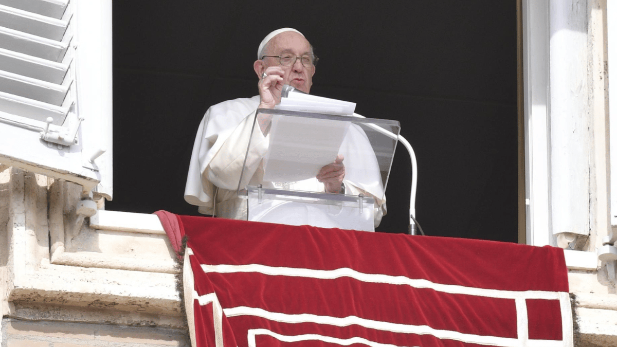 El Papa sale del hospital tras diez días ingresado por una operación de una hernia abdominal