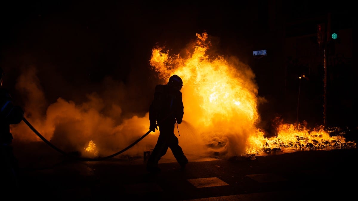 Un contenedor arde durante las protestas en Cataluña por el encarcelamiento de Pablo Hasel. Europa Press