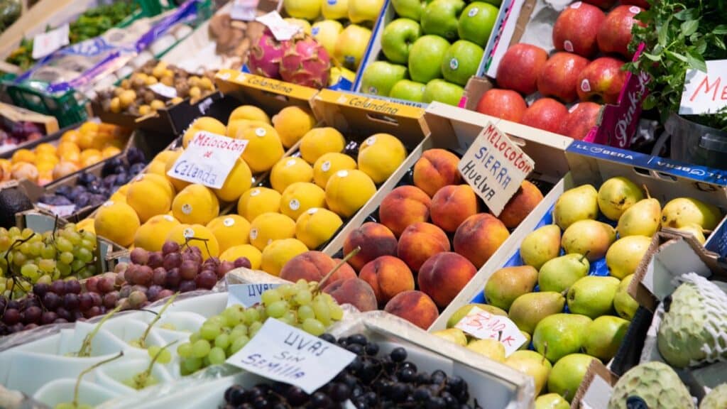 Detalle de un puesto de frutas en el mercado de abastos de Triana. Europa Press