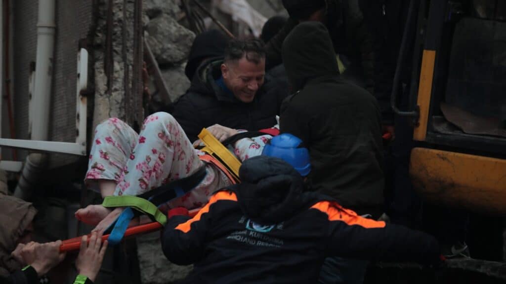 Los servicios de emergencia sacan a una mujer de los escombros en Turquía. Europa Press