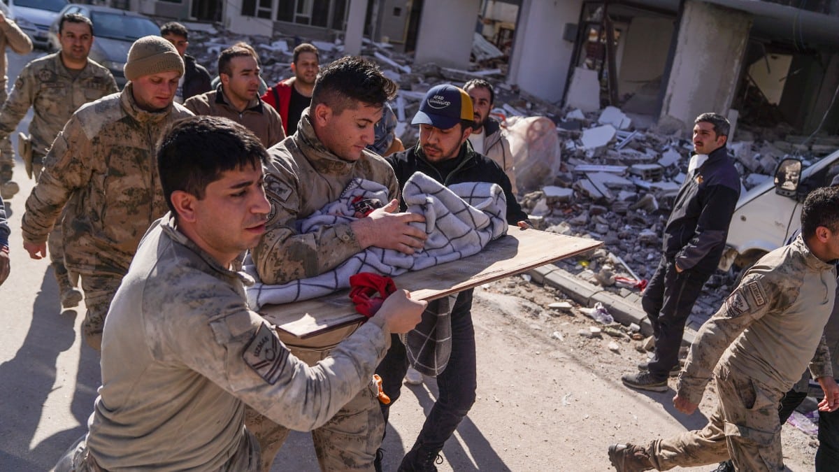 Soldados salvan a un bebé 59 horas después del terremoto. Europa Press