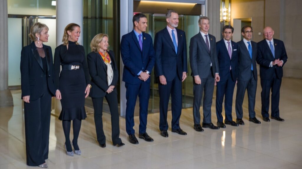 El Rey posa para la foto de la cena inaugural. Europa Press