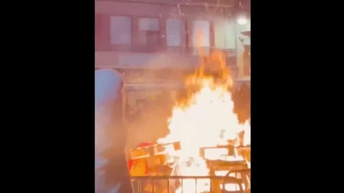 Un grupo de filoetarras quema una bandera de España en Estella (Navarra)