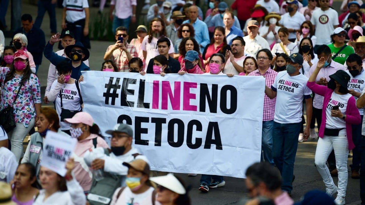 Convocan una manifestación contra la nueva reforma electoral de López Obrador
