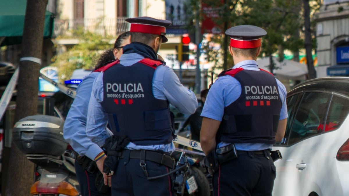 Los Mossos buscan a tres subsaharianos tras la violación a una joven ucraniana en su vivienda en Hospitalet (Barcelona)