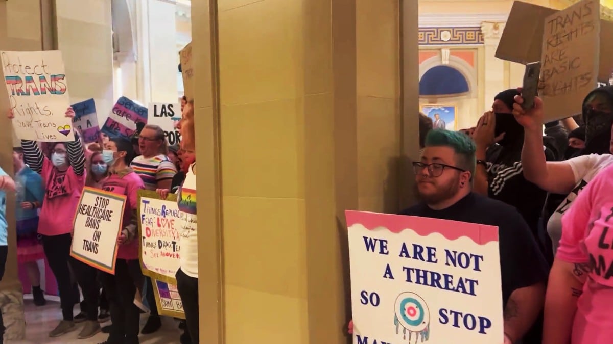 Grupos de transexuales asaltan el capitolio de Oklahoma en protesta por la ley que prohíbe la castración de menores