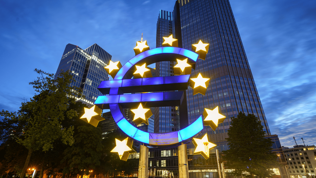 El economista jefe del BCE defiende subir los tipos de interés más allá de marzo