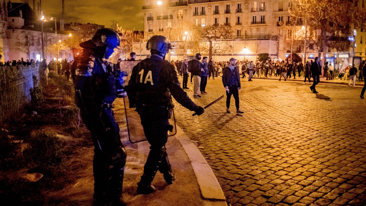 La noche de protestas contra la reforma de pensiones de Macron concluye con casi 130 detenidos